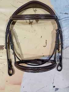 Bride équestre élégante et rembourrée en cuir verni durable avec cristaux de roche, parfaite pour l'équitation, vente en gros d'Inde - Product Image 3