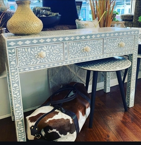 Table console moderne style écailles de poisson Incrustation de résine noire Rangement polyvalent pour l'école Tiroirs avant incrustés d'os Élégant - Product Image 4