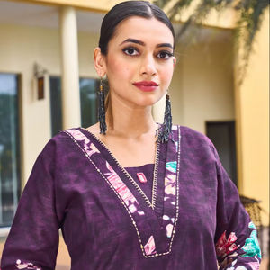 Ensemble coordonné en coton festif pour femmes |   Haut Kurti imprimé élégant avec pantalon |   Fabricant de vêtements ethniques décontractés - Product Image 1