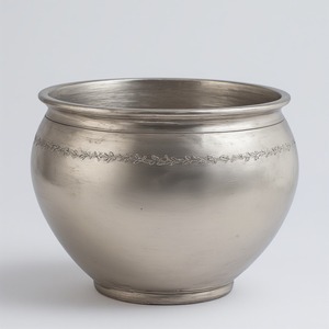 Maceta de Metal decorativa pulida brillante hecha a mano perfectamente elaborada para una elegante decoración y exhibiciones de jardín interior de temporada - Product Image 4