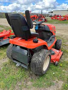 Compre un Tractor Cortacésped Kubota G261HD en Excelentes Condiciones, Incluye Recolector de Césped para Uso en Jardines - Product Image 6