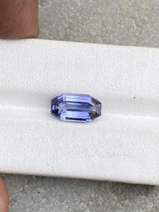 Forma de escudo no calentado de tanzanita natural rara de 3,22 quilates con BIO color y calidad de brillo Natural Zoisite Tanzanite Loop Clean. - Product Image 2