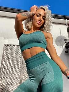 Ensemble de yoga vert élégant pour femmes, ensemble deux pièces sans couture, haut de soutien-gorge court avec leggings taille haute, vêtements de sport à la mode - Product Image 3