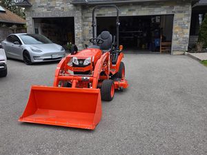 เครื่องตัดหญ้าแบบนั่งขับ Kubota G261 รุ่นอุตสาหกรรม ขนาด 190 ซีซี เครื่องยนต์เบนซิน ขับเคลื่อนด้วยตัวเอง ใบมีดแบบโรตารี่ ถังเก็บหญ้าด้านหลัง ความจุ 150 ลิตร - Product Image 1