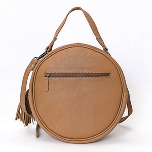 Sac bandoulière rond en cuir de vachette style western vintage, fait main, pour femme - Product Image 3