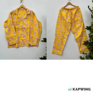Conjunto de pijama de Modal cómodo de color amarillo para mujer, ropa de dormir ligera diseñada para dormir y relajarse - Product Image 1