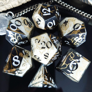 Juego de Dados de Resina Hechos a Mano Personalizados para D&D |   Dados Poliédricos para Juegos de Rol con Bordes Afilados |   Dados de Resina Transparente con Purpurina - Product Image 4