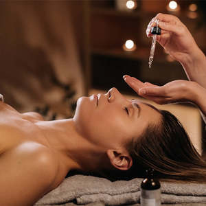 Mélange d'huiles essentielles de qualité thérapeutique pour soulager l'anxiété avec de la lavande, de la rose musquée et du bois de santal pour hydrater - Product Image 1