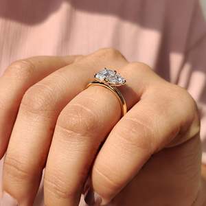 แหวนหมั้นเพชรทรงหยดน้ำและมรกตแบบ Toi Et Moi - Product Image 6