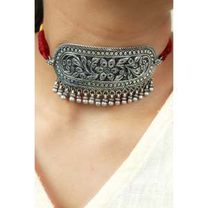 Collar Gargantilla Noor de Plata 925 con Diseño Curvo Rectangular, Patrón de Flor Dorada y Detalles en Zirconia, Ideal para Regalo de Boda - Product Image 1