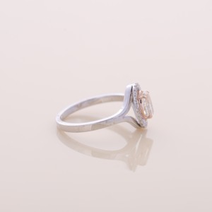 Anillo de compromiso con halo de diamantes amarillos ovalados de 3.44 ct cultivados en laboratorio, oro amarillo, blanco y rosa de 18 quilates - Product Image 5