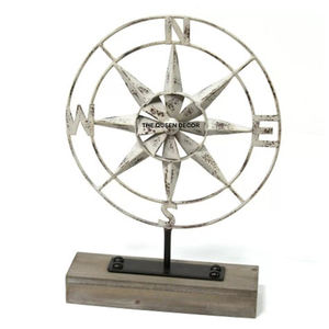 Sculpture pour intérieurs élégants de maison et de bureau, design minimaliste en aluminium fait à la main, motif de poisson, plaqué or - Product Image 2