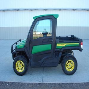 Tracteur agricole John Deere Gator XUV 835R 4X4 de grande capacité avec moteur de 70 CV, prêt pour les tâches difficiles - Product Image 2