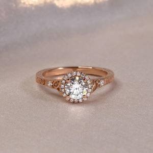 Anillo de Compromiso con Diamante Cultivado en Laboratorio de 1.20ct, Corte Redondo, Diseño Halo Catedral en Oro Rosa, Certificado IGI, Claridad VVSVS - Product Image 2