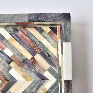 Bandeja de servicio hecha a mano de resina esmaltada de ágata estilo auténtico hecho en La India disponible para la venta - Product Image 4