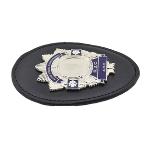 Badge de sécurité en cuir véritable classique gravé sur mesure en usine, artisanat durable, clip de ceinture - Product Image 3