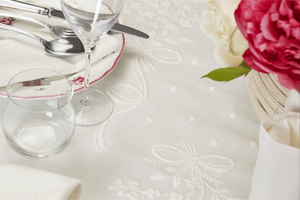 Mantel de Algodón Blanco Personalizado al por Mayor con Dobladillo Bordado, Bonito Diseño de Flores Blancas, Lavable, para Uso en el Hogar, Restaurantes y Fiestas - Product Image 4