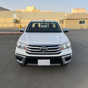 Hilux 2021 d'occasion 14 2.7L AWD Intérieur foncé Galerie de toit en alliage d'aluminium Sièges en tissu Volant à gauche Taille des pneus R16 Xénon automatique - Product Image 1