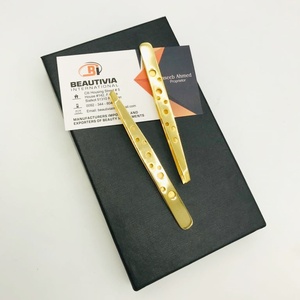 Pinzas para cejas chapadas en oro al por mayor punta inclinada con mango dentado pinzas profesionales para desplumar el pelo de acero sostenible - Product Image 6