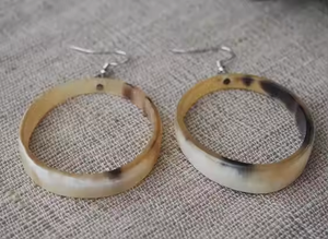 Pendientes de cuerno de búfalo natural hechos a mano, color natural, de Crescent Crafts - Product Image 3