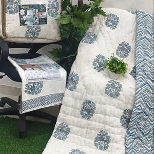 Juego de Ropa de Cama Personalizada de Algodón de Alta Calidad con Diseño Impreso en Blanco y Multicolor - Product Image 1