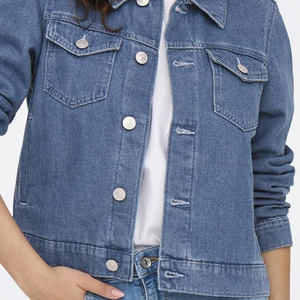 Veste en jean bleu clair pour femmes en denim OEM poches d'entrejambe et fermeture à boutons conçues pour les femmes pour un confort en toutes saisons vente en gros - Product Image 5