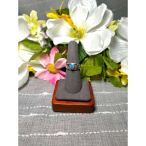 Anillo Navajo Hecho a Mano con Ópalo y Plata de Ley, Joyería Cultural Coleccionable, Talla 7.25 - Product Image 1