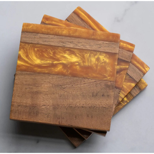 Juego de 4 Posavasos Cuadrados Hechos a Mano de Madera de Acacia Clásica y Resina Epoxi Dorada para Protección del Hogar y la Mesa - Product Image 1