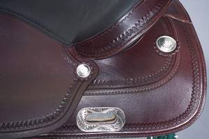 Silla de Montar de Cuero Genuino de Primera Calidad para Carreras Ecuestres Occidentales con Color y Logotipo Personalizados para Montar a Caballo - Product Image 6