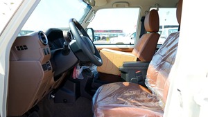 สภาพดีเยี่ยม ปี 2024 โตโยต้า แลนด์ ครุยเซอร์ 70 ซีรีส์ LC 76 LX เกียร์อัตโนมัติ เครื่องยนต์ V6 - Product Image 3