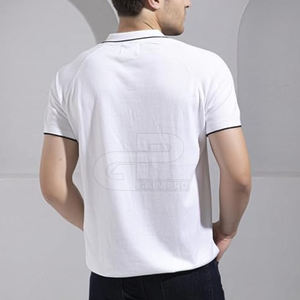 Chemise élégante à col Johnny à manches courtes pour homme, coupe confortable, détails minimalistes et finition soignée - Product Image 2