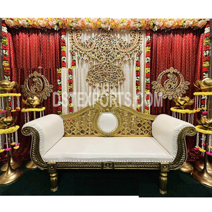 Decoración Minimalista y Elegante con Colgantes Dorados Indios para Ceremonia Roka, Decoración de Escenario para Recepción de Bodas - Product Image 1