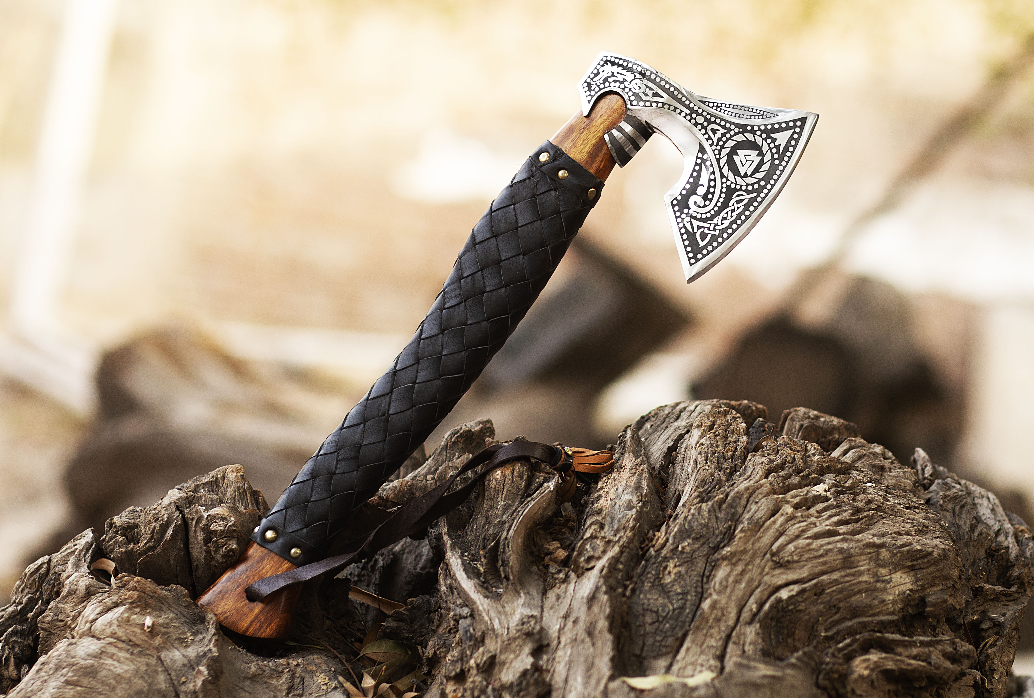 Grosse Hache Viking Fallen Forest Axe Lame Acier Carbone Manche Bois Etui Cuir PA882457 - Hachette (11310694