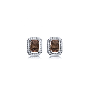 Boucles d'oreilles clous en pierre de sultanite de forme rectangulaire, design CZ, fabrication artisanale turque, vente en gros, bijoux en argent sterling 925 - Product Image 1