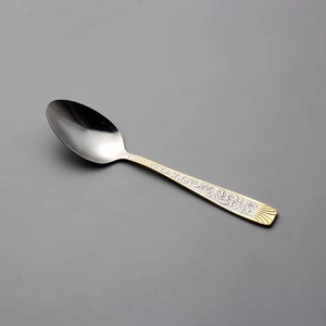 Ensemble de couverts en acier inoxydable de haute qualité avec manche à motif doré, adapté aux repas formels et aux occasions spéciales - Product Image 5
