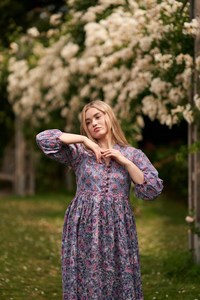 Nouvelle robe mini en velours bohème Florie, robe à fleurs imprimée à la main, bleu rose, décontractée, faite à la main, taille naturelle, mode éthique - Product Image 3