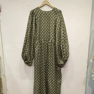 Robe Abaya à manches longues avec cordon de serrage ajustable à la taille pour femmes musulmanes, robe maxi élégante imprimée et brodée, robe modeste - Product Image 1