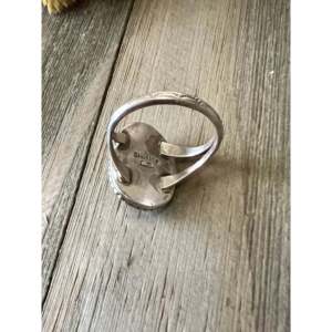 Anillo Navajo Hecho a Mano con Turquesa Kingman y Plata de Ley, Joyería Cultural Coleccionable, Talla 7.75 - Product Image 5