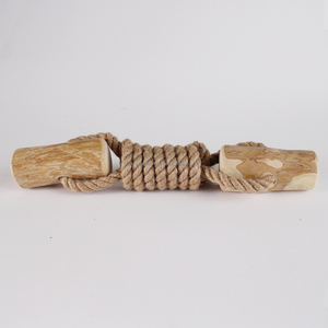 Conçues pour l'entraînement et le jeu actif, les nunchakus en corde de chanvre et bois de café favorisent la santé dentaire et soulagent l'anxiété chez les chiens. - Product Image 2