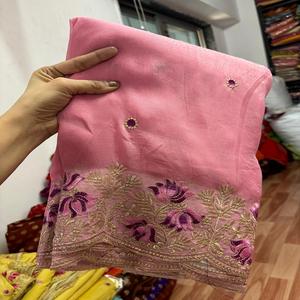 Sari indien en soie douce et froissée pour femme avec chemisier assorti brodé contrastant en stock - Product Image 1