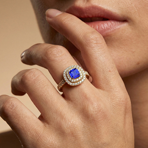 Bague solitaire halo en tanzanite 100% naturelle de luxe, or massif 18 carats plaqué rhodium, certifiée, coupe coussin, pour les mariages et les fêtes - Product Image 2