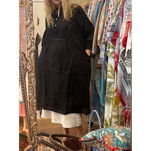 Vestido de Lino Negro Personalizable ERINA con Cremalleras y Volantes, Largo hasta el Suelo o hasta la Rodilla, Tallas XS-XL, para Días Festivos y Celebraciones, ODM Personalizado - Product Image 1