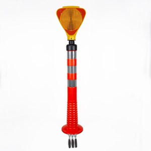 Ensemble de délimiteurs de chantier solaires triangulaires clignotants jaunes pour la sécurité routière, en plastique PC avec réflecteur blanc - Product Image 1