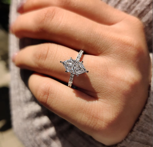 แหวนเพชรเลี้ยงในห้องปฏิบัติการทรงหรูหรา ประดับด้วยพลอยเจียระไนแบบบริลเลียนท์ เหมาะสำหรับงานหมั้นหรืองานแต่งงาน ดีไซน์ทันสมัยจากอินเดีย - Product Image 2