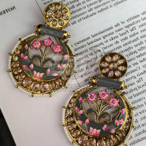 Boucles d'oreilles pour femmes de qualité supérieure, bijoux plaqués or, titres axés sur les matériaux, boucles d'oreilles pour femmes en acier inoxydable plaqué or - Product Image 6