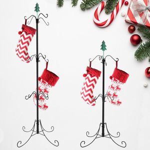Resistente percha de hierro forjado con diseños de remolino festivo para una presentación de mantel de vacaciones segura y elegante - Product Image 1