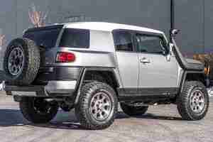 Cruiser Diesel R17 2024, 2 Propietarios, Motor V6, Tracción en las 4 Ruedas, Diferencial Trasero con Bloqueo, Todoterreno, Volante a la Izquierda, Asientos de Cuero Traseros - Product Image 5