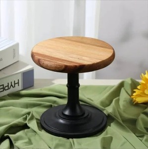Support à gâteau rond classique en bois avec base surélevée, plateau de service premium antiadhésif et écologique pour les célébrations - Product Image 4