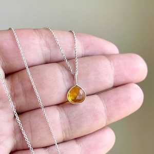 Collar de Topacio Amarillo Dorado en Forma de Lágrima, Colgante Minimalista para Usar en Capas, Tono Cálido, Plata de Ley 925, Brillanteza del Piedra de Nacimiento de Noviembre - Product Image 1
