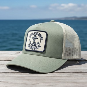Gorra Trucker Personalizada con Parche de Ancla Ocean Drifters, Venta al por Mayor, Gorra Snapback de Malla Verde Salvia para Deportes al Aire Libre, Est. 2024 - Product Image 1
